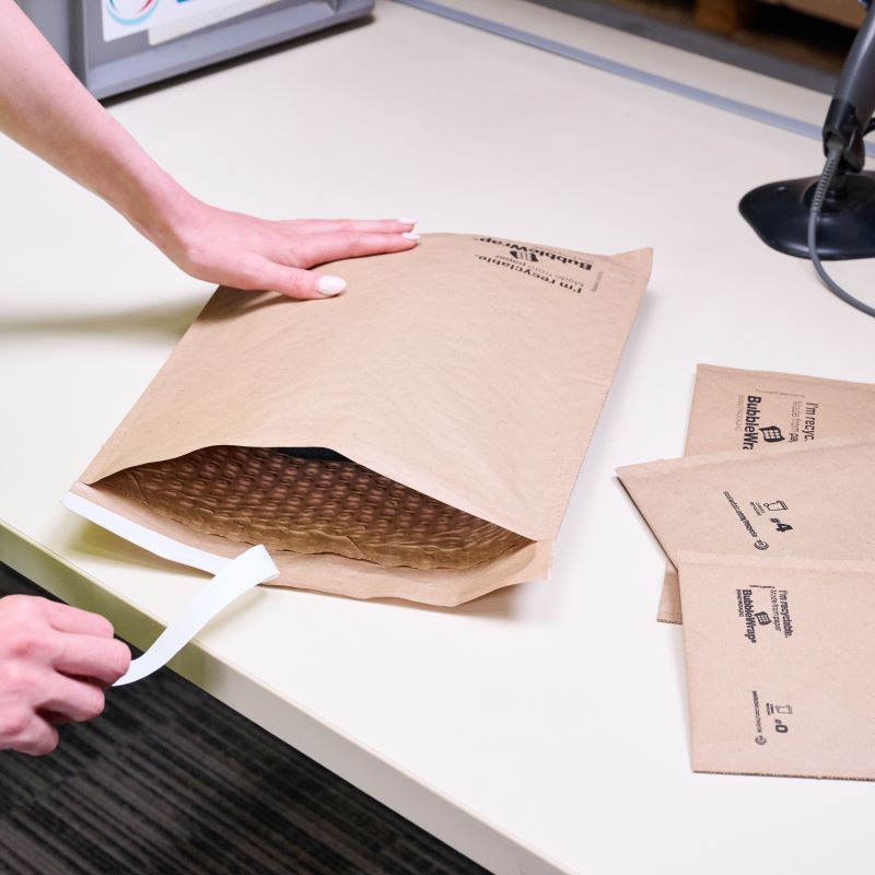 BUBBLE WRAP® Brand Jiffy Embossed Paper Mailer